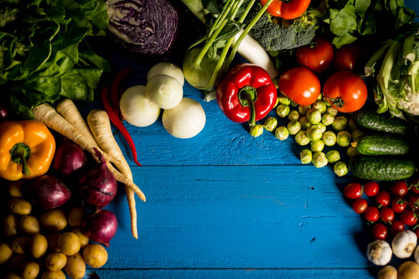 Biyo sağlıklı gıda. Çeşitli sebze ahşap üzerine. Biyo sağlıklı gıda, otlar ve baharatlar. Ahşap üzerine organik sebze - Fotoğraf, Görsel