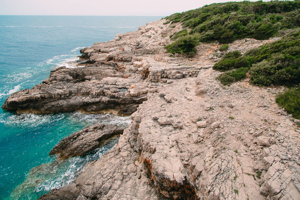 Камни на море в Черногории. Скалистое побережье. Дикий пляж. Дангеро
 - Фото, изображение