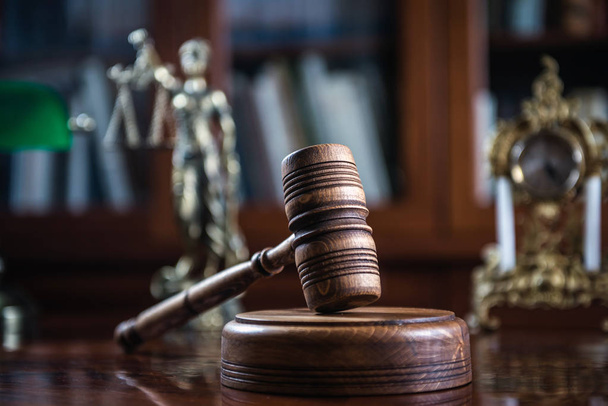 Concept de droit. Maillet de juges avec balances de justice et livres sur table rustique en bois, lieu de typographie
 - Photo, image