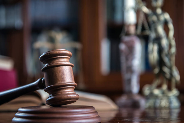 Zákon pojem. Soudci palici se spravedlností váhy a knihy o dřevěný rustikální stůl, místo pro typografii - Fotografie, Obrázek