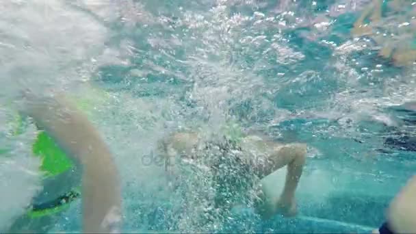 dětské plavání pod vodou, v moři nebo bazénu - Záběry, video
