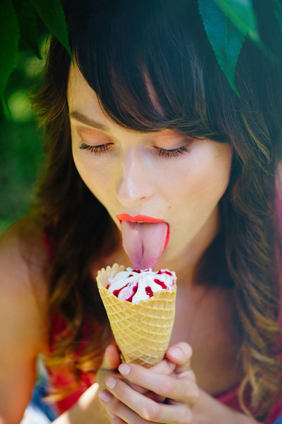 piękna kobieta jedzenie lodów - Zdjęcie, obraz