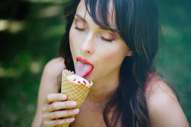 Belle femme manger de la crème glacée
 - Photo, image