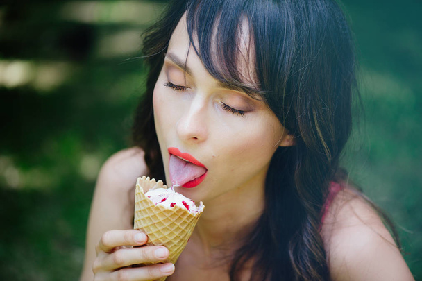 Hermosa mujer comiendo helado
 - Foto, Imagen