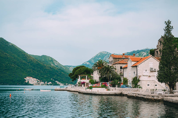 Stare Miasto Perast na brzegu zatoki Kotor, Czarnogóra. Th - Zdjęcie, obraz