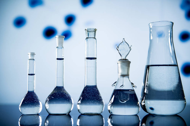 Equipamento de laboratório, lotes de vidro preenchido com líquidos coloridos
 - Foto, Imagem
