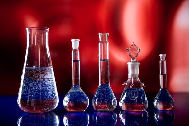 Equipamento de laboratório, lotes de vidro preenchido com líquidos coloridos
 - Foto, Imagem