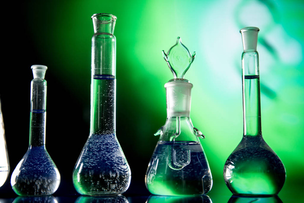 Laboratoriumapparatuur, veel glas gevuld met kleurrijke vloeistoffen - Foto, afbeelding