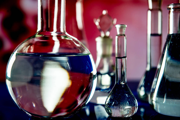 Equipo de laboratorio, un montón de vidrio lleno de líquidos de colores
 - Foto, Imagen