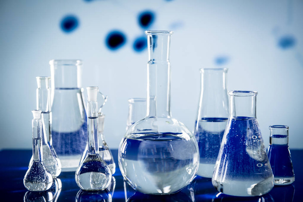 Laborgeräte, viel Glas gefüllt mit bunten Flüssigkeiten - Foto, Bild