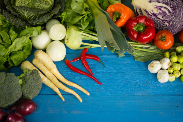 Zdravé potraviny a přísady na rustikální dřevěné pozadí, čerstvá zelenina na dřevěné desce - Fotografie, Obrázek