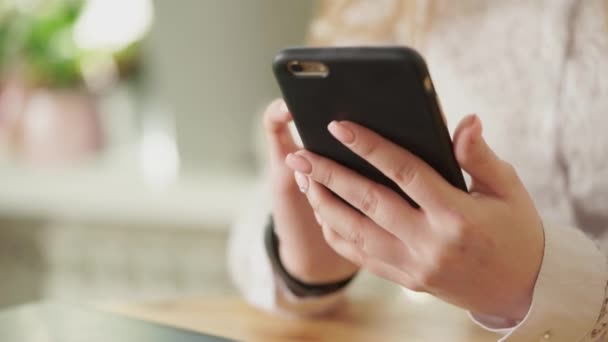 Close-up shot van een jong meisje handen, die houden van een smartphone. - Video