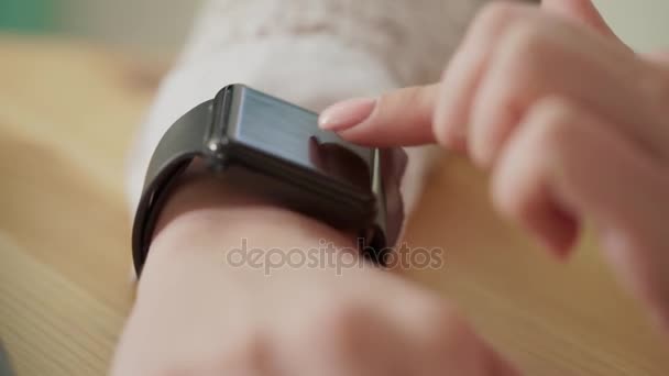 Makro snímek mladá žena s prsty, který kontroluje zprávy na chytré hodinky - Záběry, video