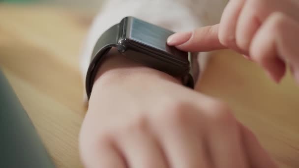 Makro snímek mladá žena s prsty, který kontroluje zprávy na chytré hodinky - Záběry, video