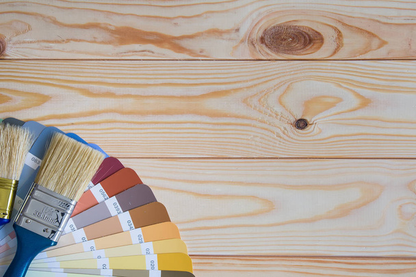 Художник и декоратор рабочий стол с проектом дома, цветной сватк
 - Фото, изображение