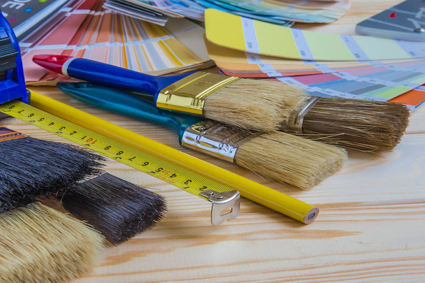 Schilder en decorateur werktafel met huis-project, kleur swatc - Foto, afbeelding