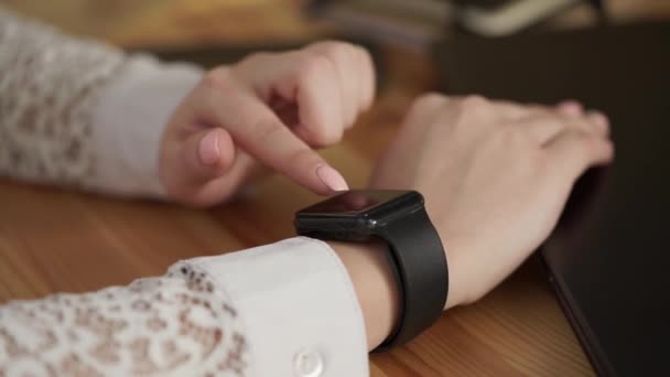 Κοντινό πλάνο του νεαρή γυναικεία χέρια που χρησιμοποιεί μια έξυπνη ρολόγια για business εργασία - Πλάνα, βίντεο