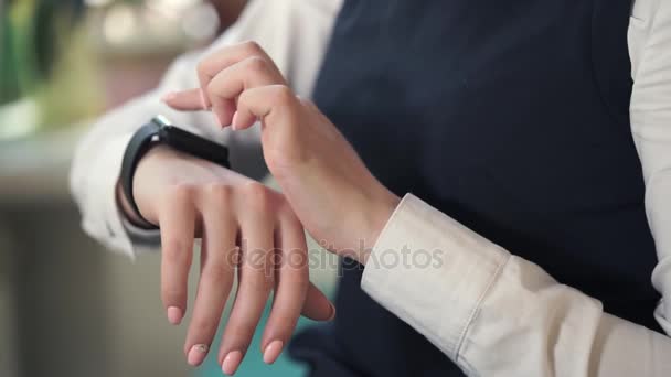 Κοντινό πλάνο της χέρια διευθυντών, που χρησιμοποιεί έξυπνα ρολόγια για να. - Πλάνα, βίντεο