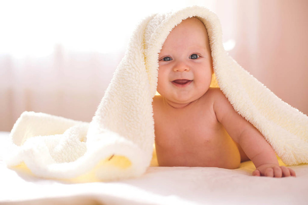 Un bebé recién nacido yace en la cama
 - Foto, Imagen