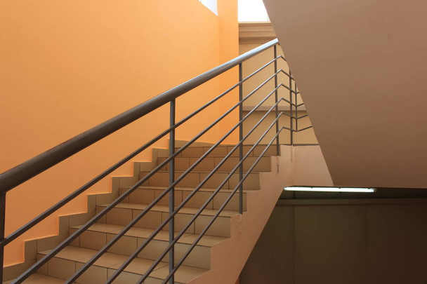 Escaleras con barandas
 - Foto, imagen