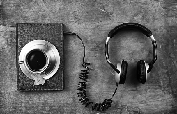 koncepcja słuchania książek audio w procesie uczenia się - Zdjęcie, obraz