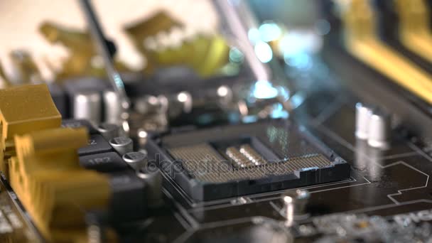 Techniker stecken CPU-Mikroprozessor an Motherboard-Buchse - Filmmaterial, Video