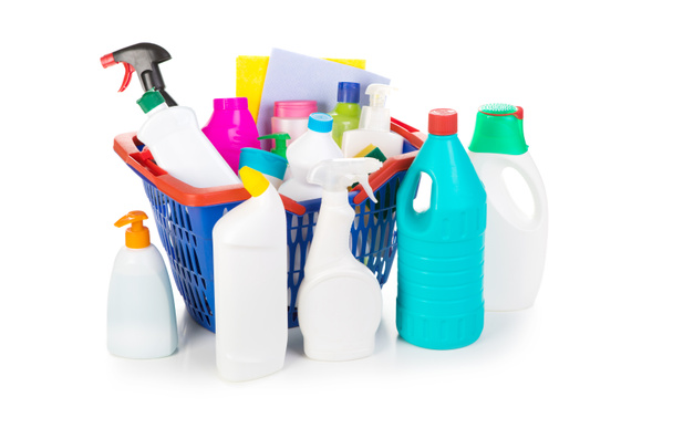 Warenkorb mit Waschmittelflaschen und chemischem Reinigungsmittel - Foto, Bild