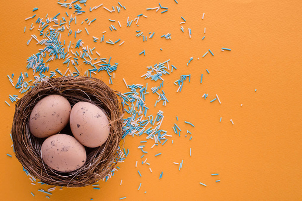 Huevos de Pascua sobre fondo amarillo - Foto, Imagen