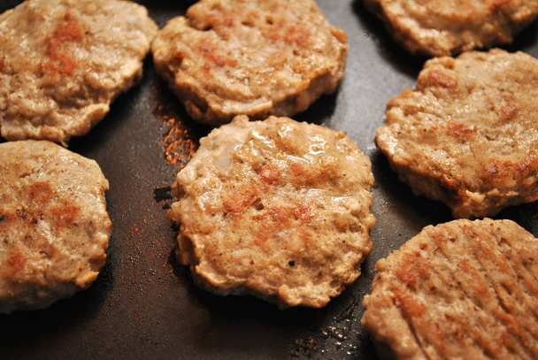 Breakfast Sausage Cooking on a Griddle - Foto, afbeelding