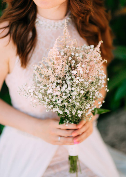 Matrimonio bouquet da sposa di Gypsophila nelle mani della sposa
. - Foto, immagini