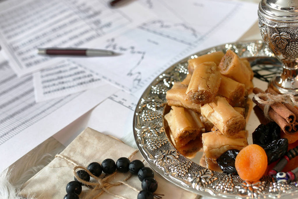 Восточные сладости стол на серебряном блюде baklava и Tamarind
 - Фото, изображение
