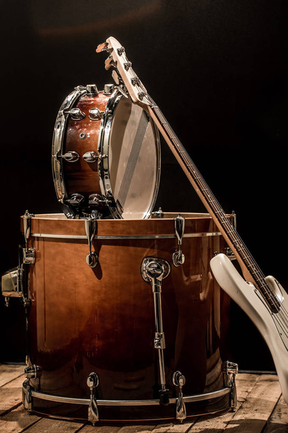 μουσικά όργανα, μπάσο Bochka μπάσο τύμπανο σε μαύρο φόντο - Φωτογραφία, εικόνα