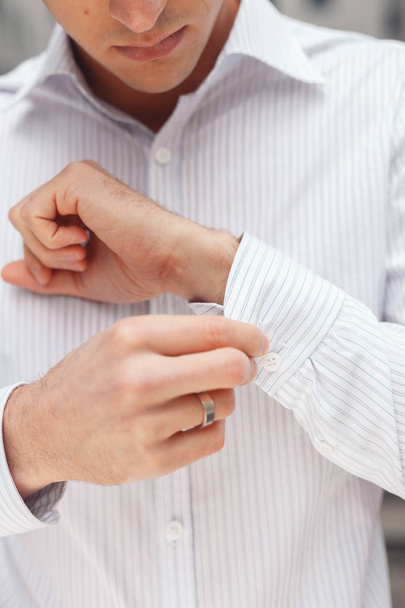 Lähikuva käsi liikemies miten pukeutuu valkoinen paita
 - Valokuva, kuva