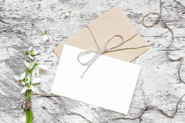 carte de vœux blanche vierge et enveloppe avec fleurs de déneigement
 - Photo, image