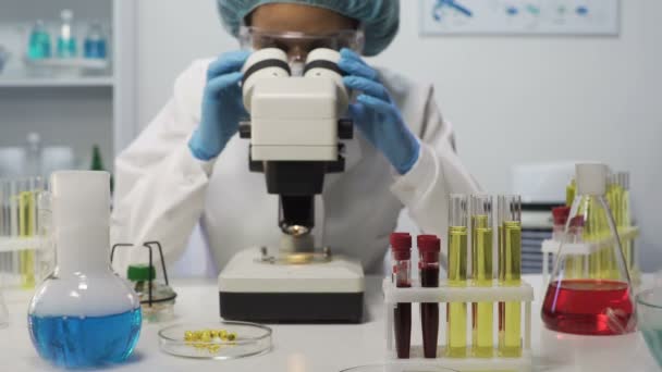 Female lab assistant doing biochemical research, experimental medicine - Filmagem, Vídeo