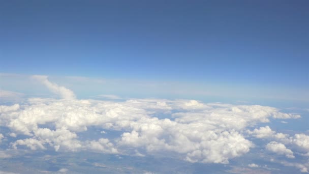 Luchtfoto schot boven de wolken in 4k - Video