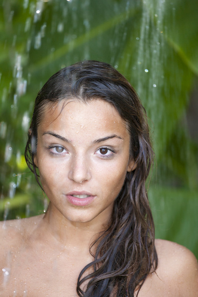 woman in tropical shower - Foto, afbeelding