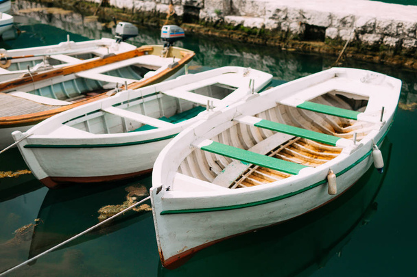 Bateaux en bois sur l'eau. Dans la baie de Kotor au Monténégro. Ma...
 - Photo, image