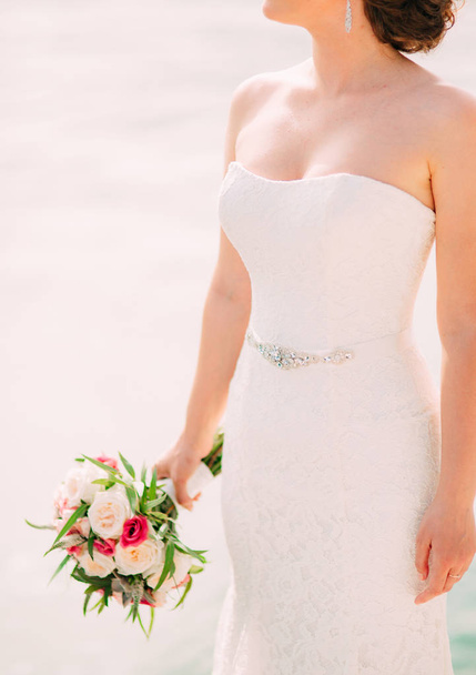 Svatební kytice z růží, pivoněk a sukulenty v rukou - Fotografie, Obrázek