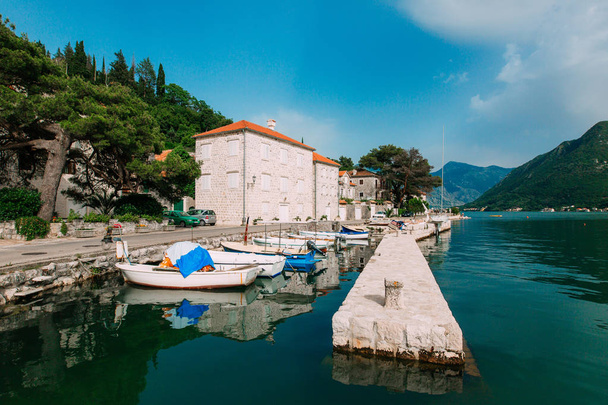 Prcanj, Montenegro Baía de Kotor
 - Foto, Imagem
