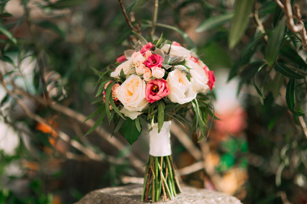 Buquê de casamento de rosas, peônias e suculentas em um fundo
 - Foto, Imagem