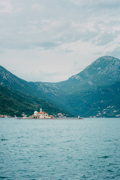 A sziget a Gospa od Skrpjela, Kotor-öböl, Montenegro. - Fotó, kép