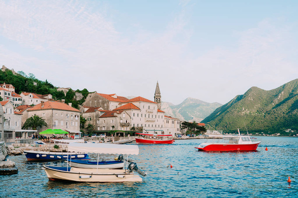 La città vecchia di Perast sulla riva della baia di Kotor, Montenegro. Th
 - Foto, immagini