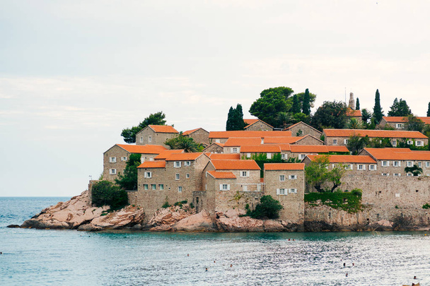 Isla de Sveti Stefan, primer plano de la isla por la tarde
. - Foto, Imagen