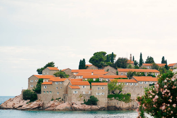 Eiland van Sveti Stefan, Montenegro, close-up van het eiland in de middag. - Foto, afbeelding