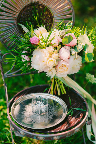 Свадебный букет пионов на винтажном металлическом стуле Свадьба в M
 - Фото, изображение