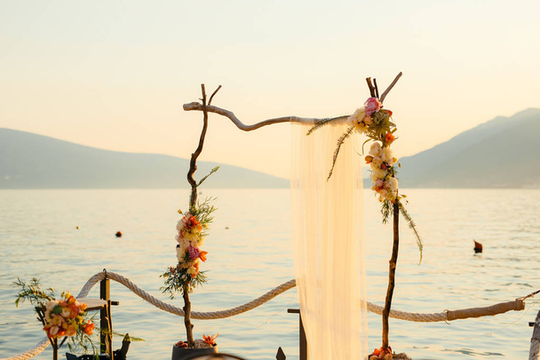 Arco de madeira para a cerimônia de casamento ao pôr do sol
. - Foto, Imagem
