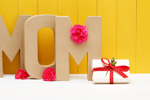 Mom letter blocks with gift box - Photo, Image