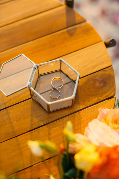 Anelli nuziali in una scatola di vetro per anelli
 - Foto, immagini