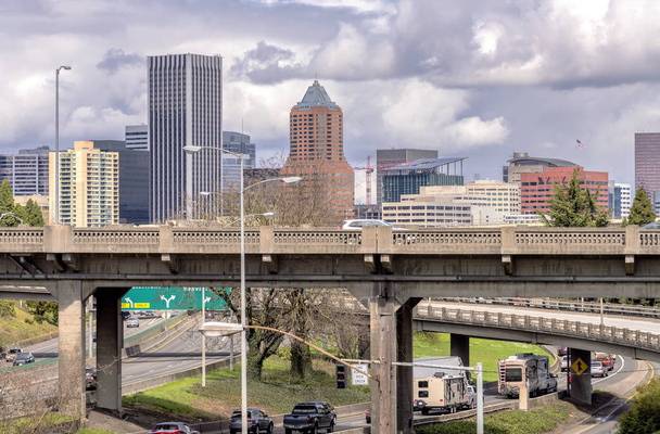 Portland Oregon skyline en freeway verkeer. - Foto, afbeelding